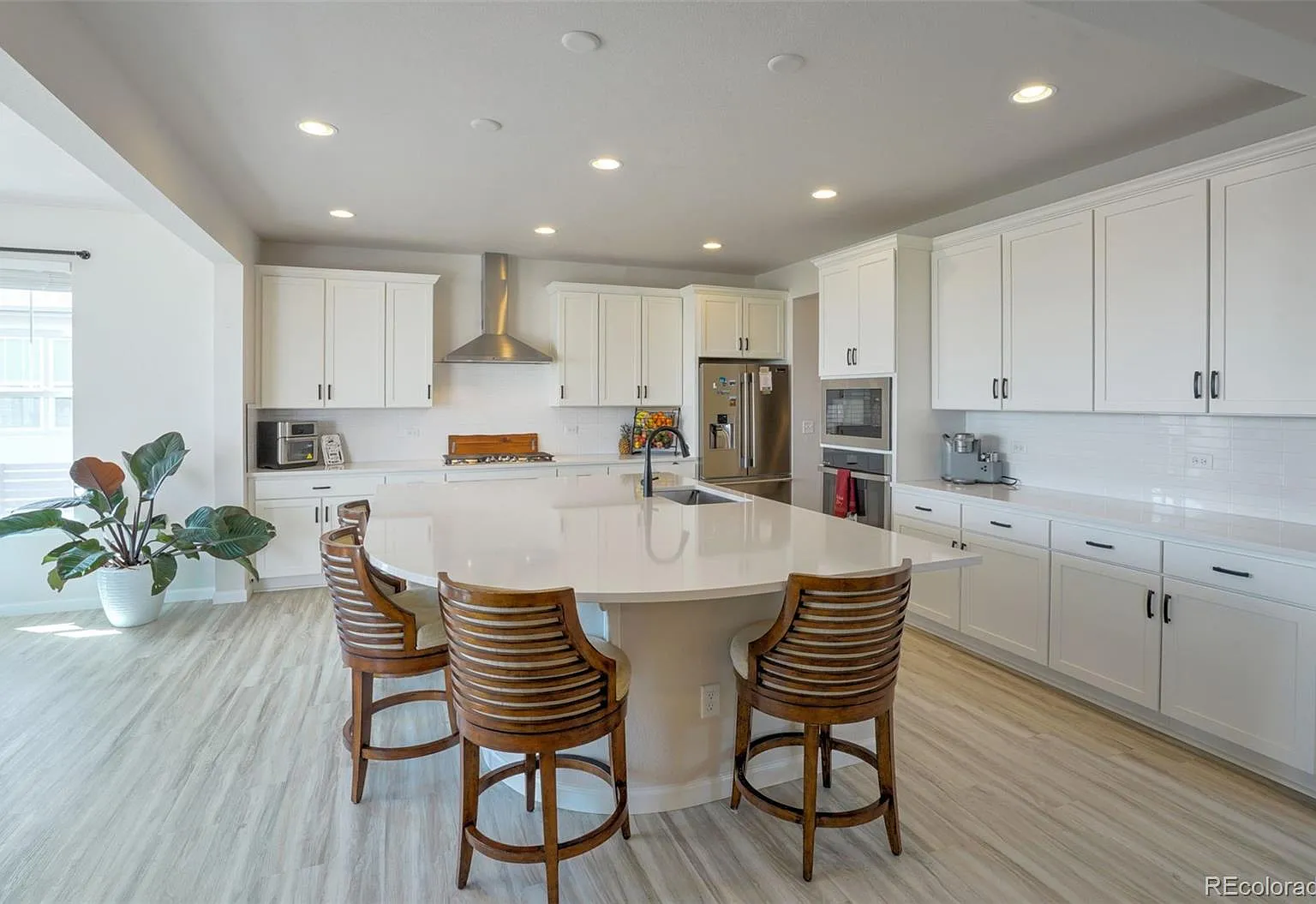 4 bed, 2.5 bath, 2713 sqft, $4,500 — Photo 3