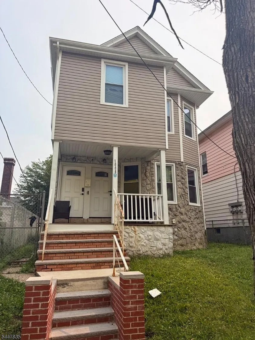 3 bed, 1.0 bath, $2,500 — Photo 1