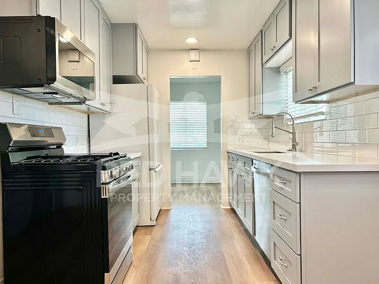 751 W 3rd Pl — Photo 6