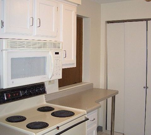 Kitchen w/laundry
