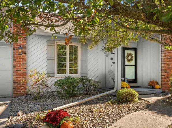 21 Pendleton Way, Bloomington, IL 61704