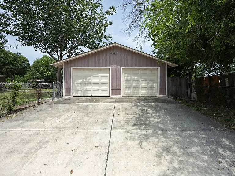 8011 Pistol Ln — Photo 21