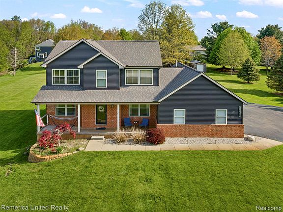 2nd image of 2558 Clivedon Rd