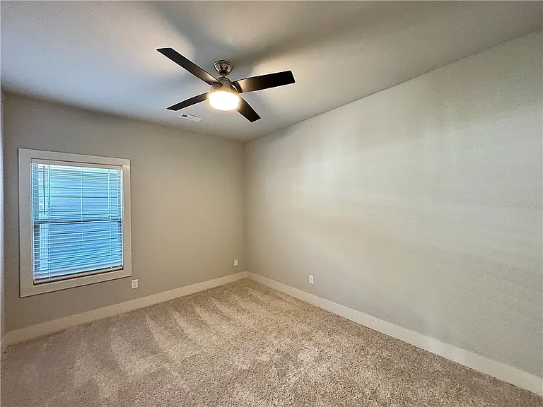 915 NE Heights Ln — Photo 22