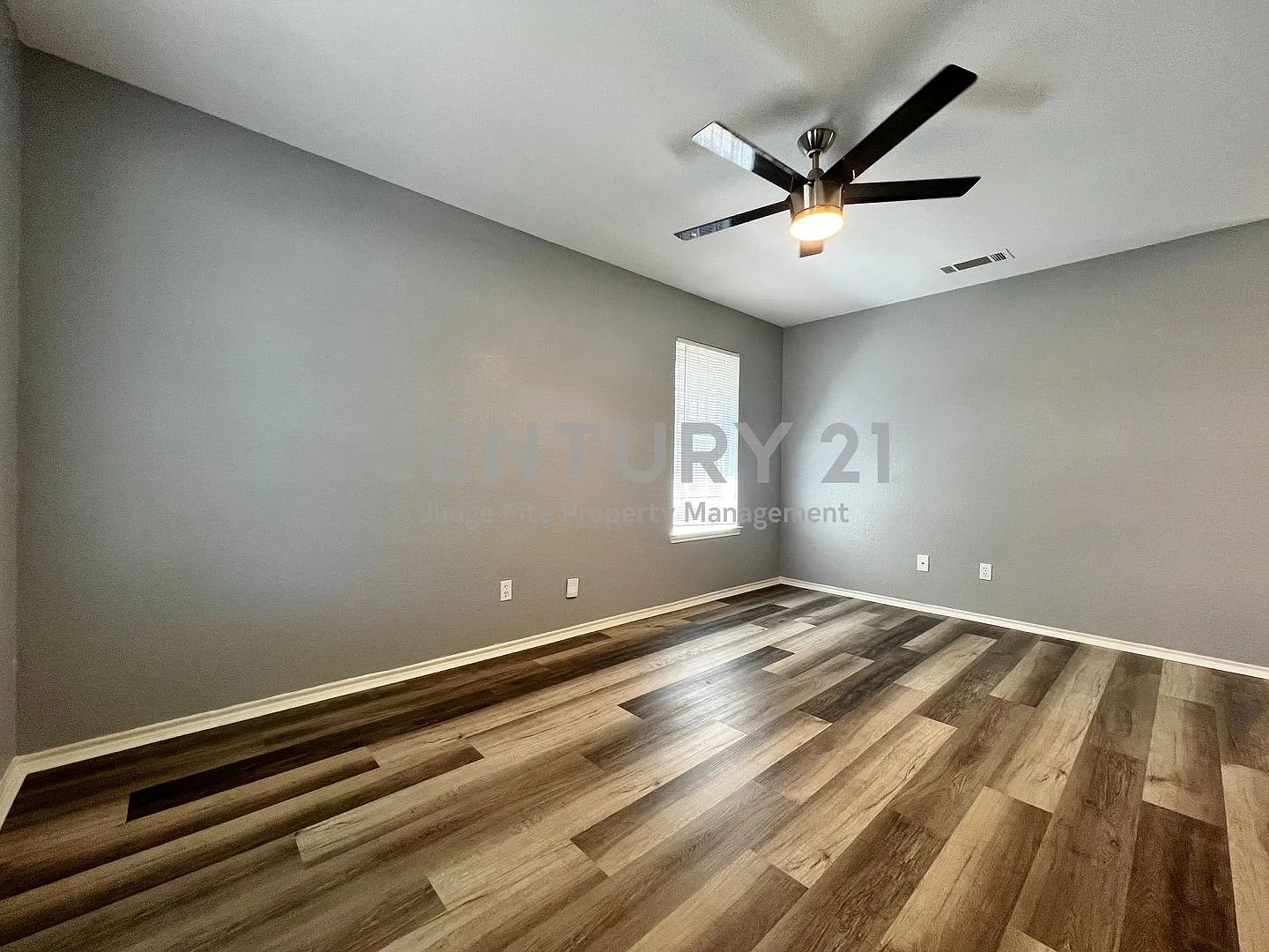 Spacious 3/2 Duplex in Fort Worth Ready for Move-In! — Photo 2