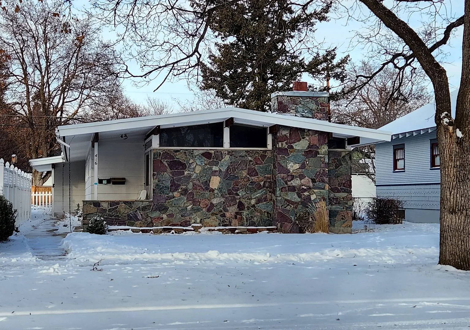 Three Bedroom with ALL Utilities Included — Photo 1