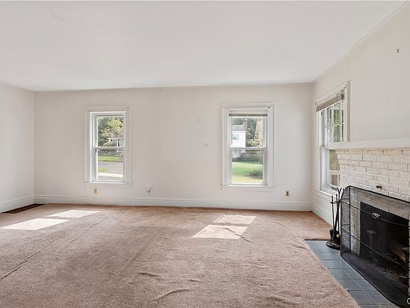 5th image of 217 E Warrington Rd