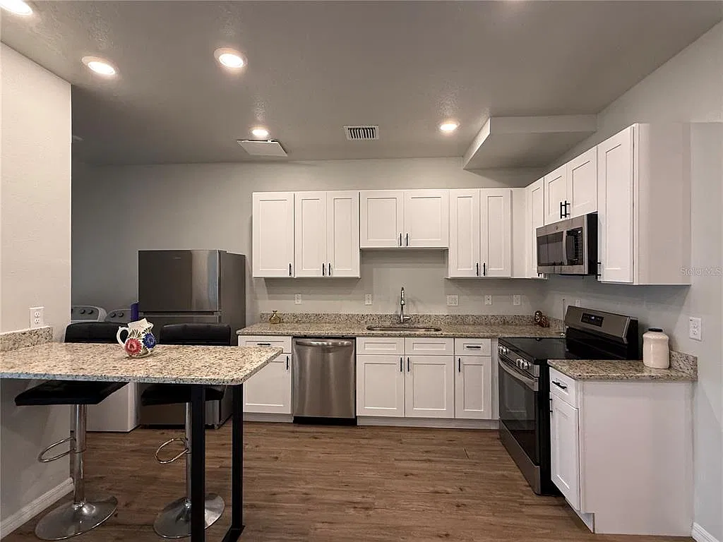 3 bed, 2.5 bath, 1111 sqft, $2,400 — Photo 4