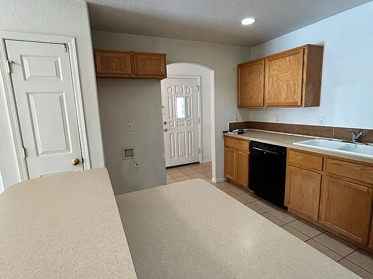 1370 Tanqueray Dr — Photo 7