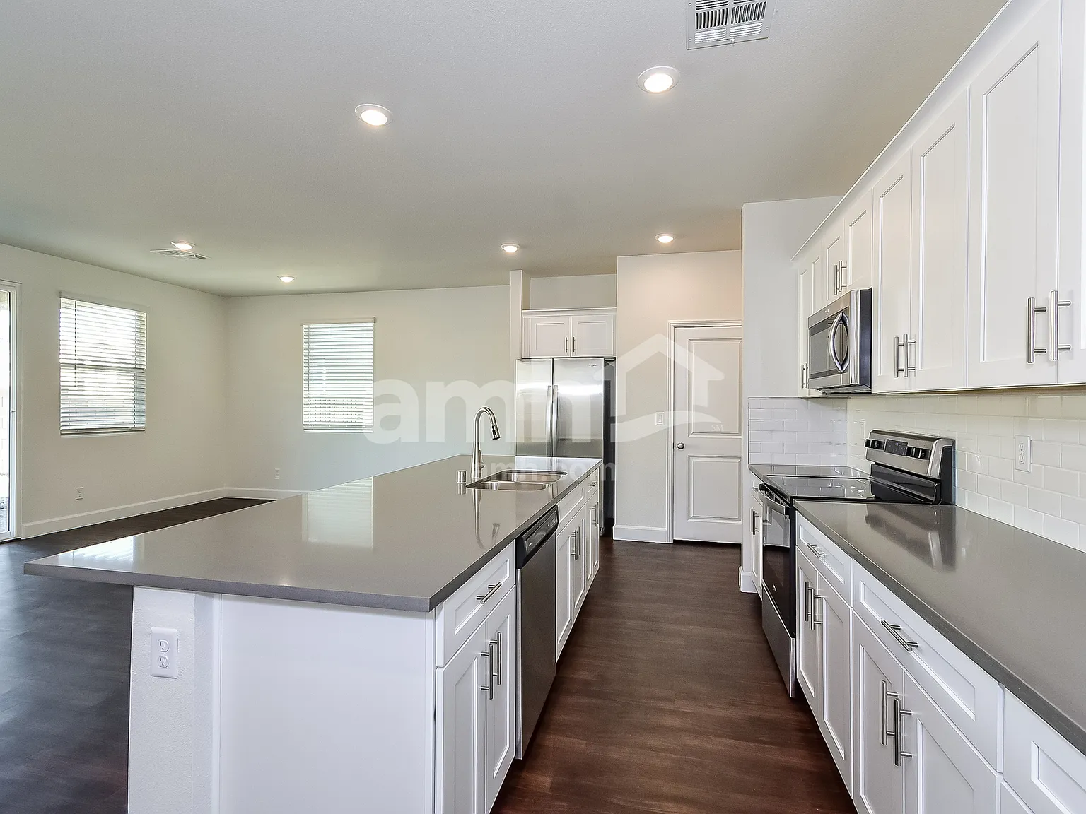 3 bed, 2.5 bath, 2086 sqft, $2,395 — Photo 4