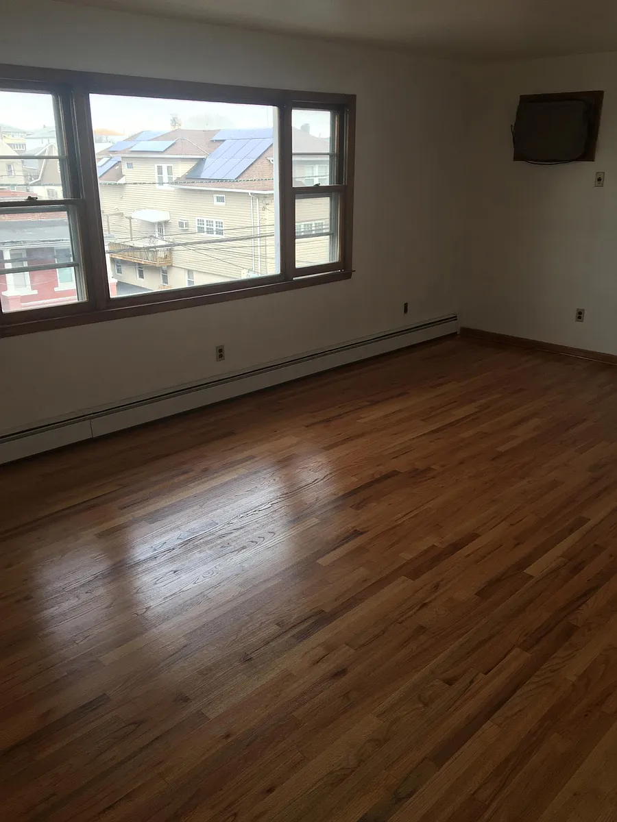 Family room - 98 Gaston Ave