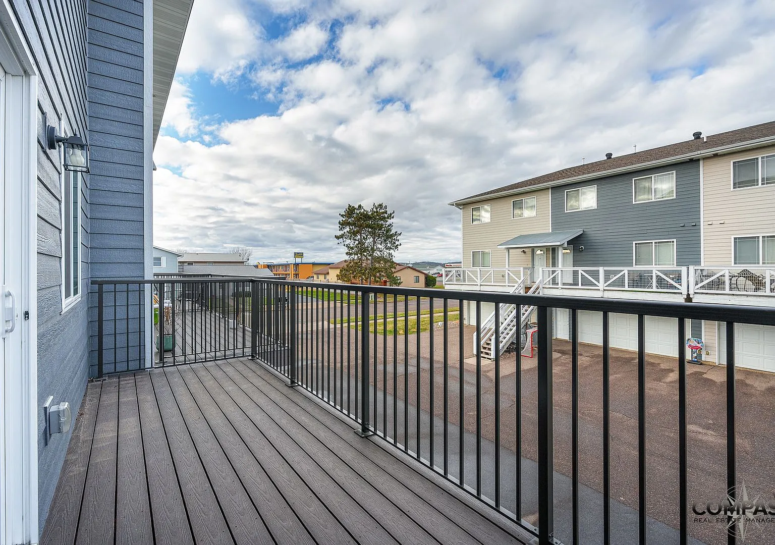 Spacious And Modern Townhome — Photo 3