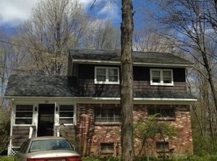 25 Margaret Rd, Oak Ridge, NJ 07438