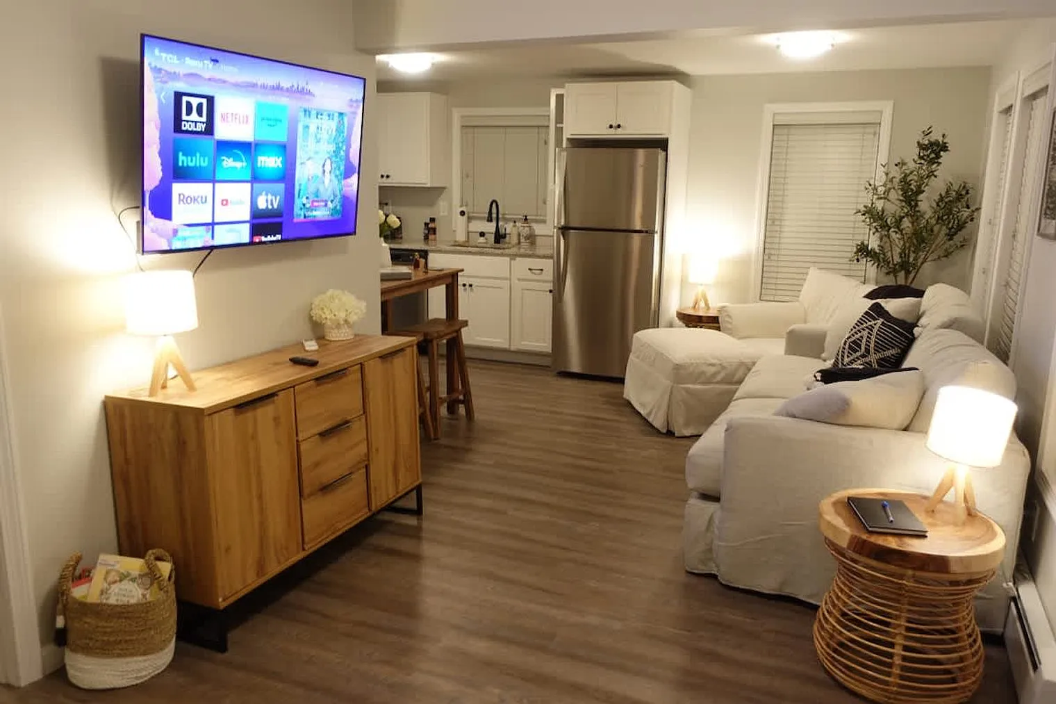 2 bed, 1.0 bath, 839 sqft, $4,811 — Photo 1