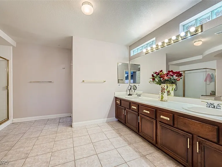 8748 Castle Hill Ave — Photo 17