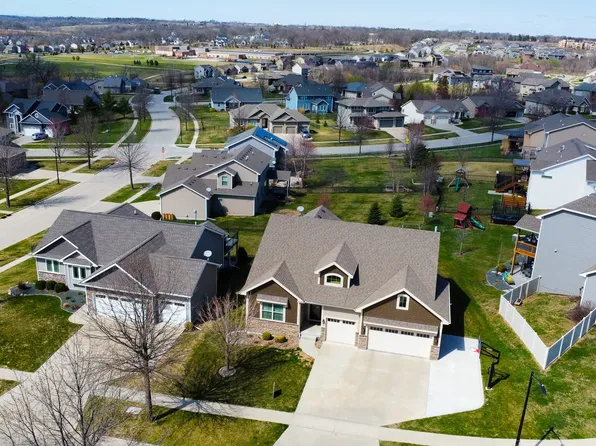 9285 Sugar Creek Cir, West Des Moines, IA 50266