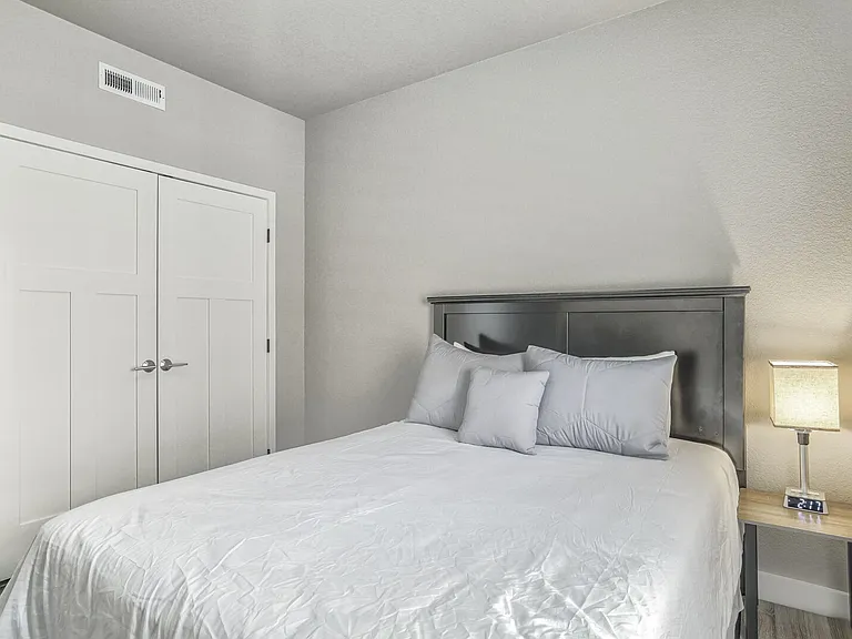 Queen bedroom

Storage space in the closet