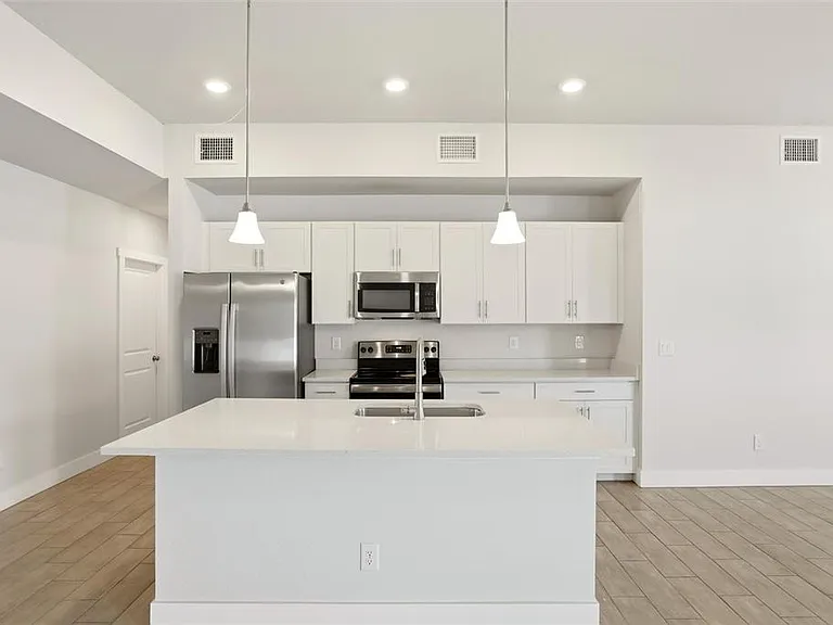 870 Columbia St — Photo 4