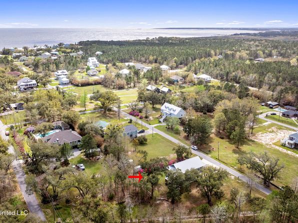 216 Gulf Dr, Waveland, MS 39576