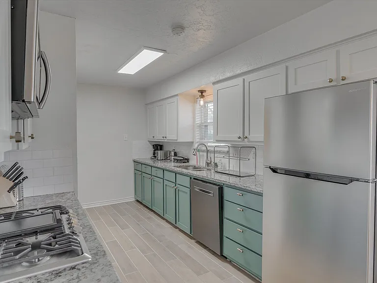 1425 Mayfield Ave — Photo 15