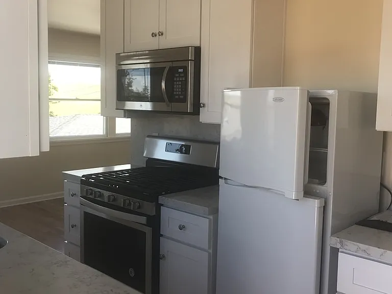 543 Kings Ave — Photo 15