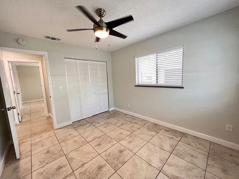 Lakeside Cove Apartments — Photo 8