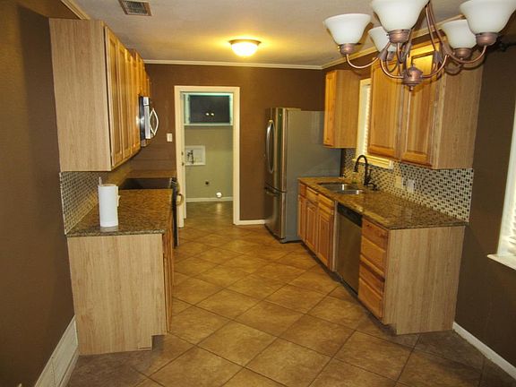 5th image of 826 Milford St
