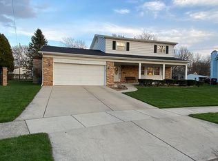 1202 Ravenswood Dr, Lansing, MI 48917