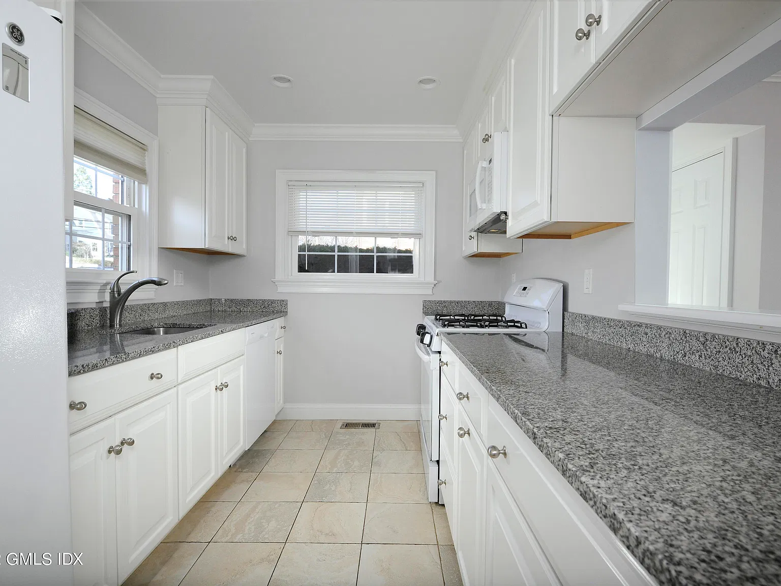 2 bed, 2.5 bath, 1392 sqft, $5,000 — Photo 2