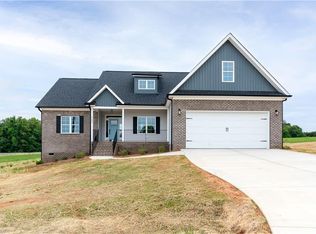 127 Pearl Dr, Reidsville, NC 27320