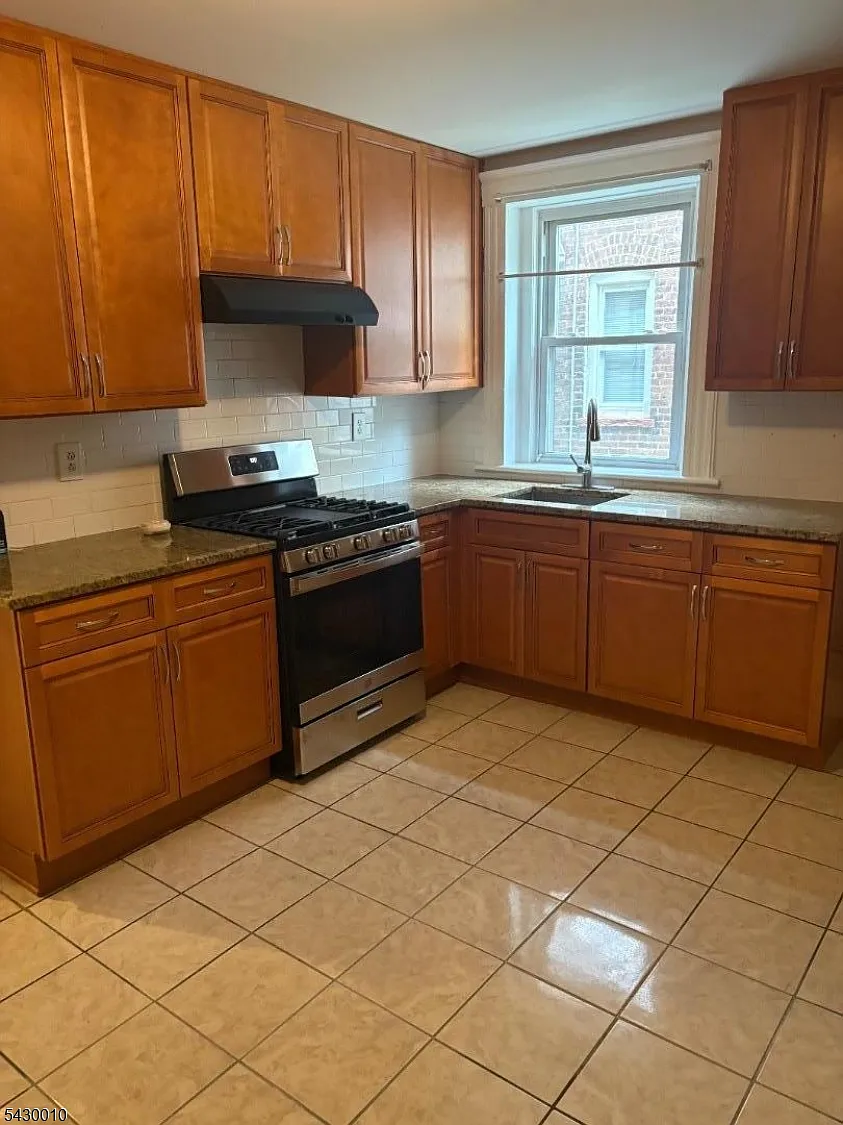3 bed, 1.0 bath, $2,150 — Photo 2