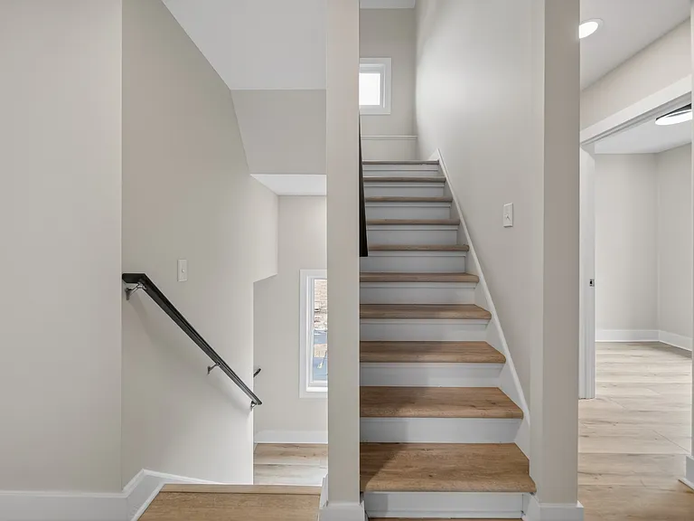 729 W 9th St — Photo 17