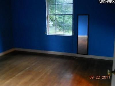 5th image of 627 Robinson Ave