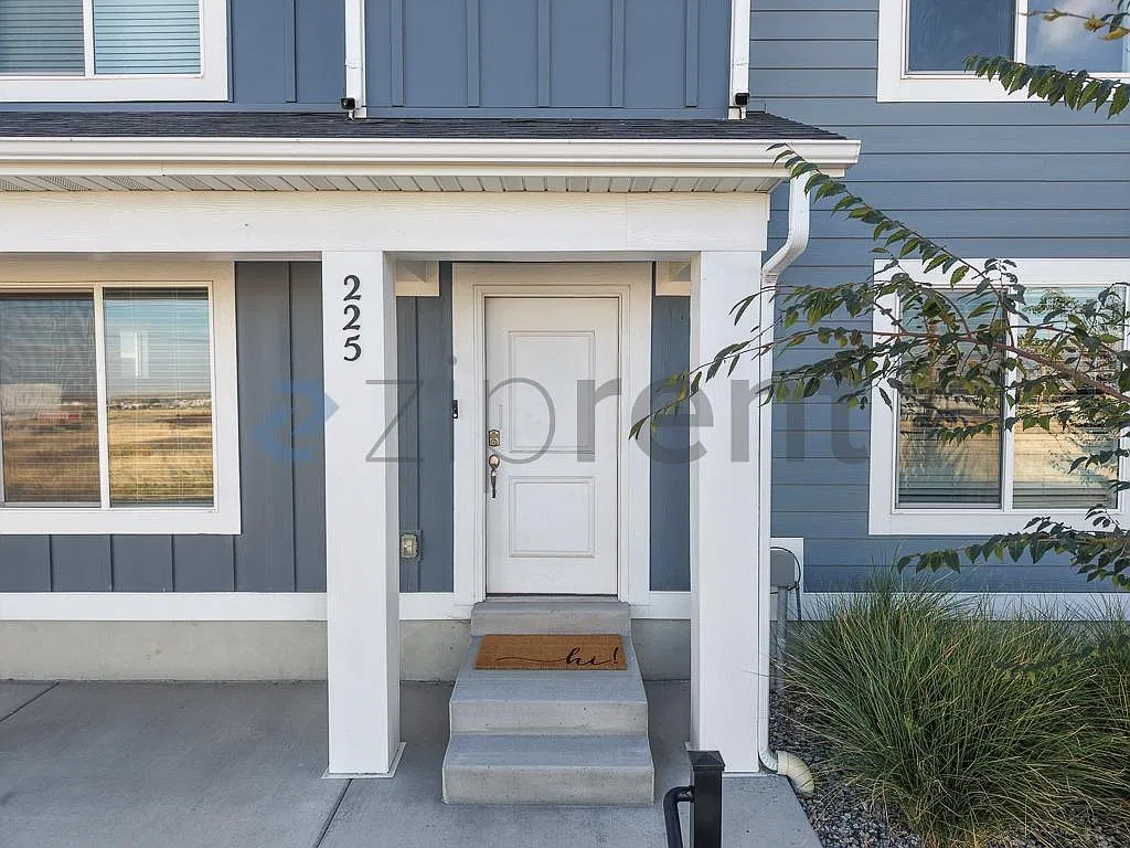 3 bed, 1399 sqft, $2,300 — Photo 2