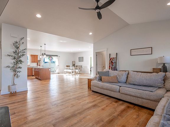 2nd image of 180 Meadow View Loop