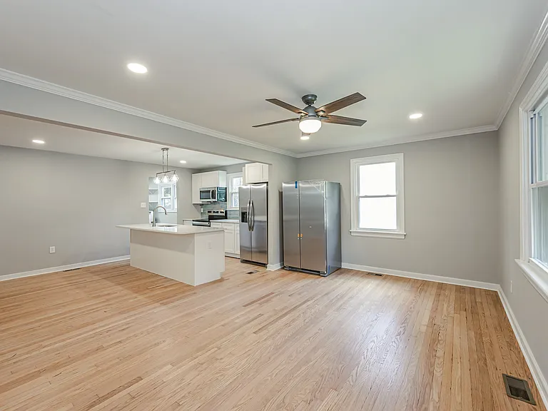 1404 Landis Dr — Photo 4