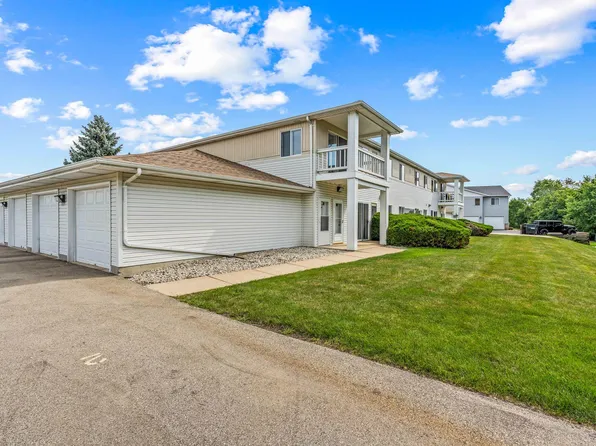 303 Meadowview Ct, Waterford, WI 53185