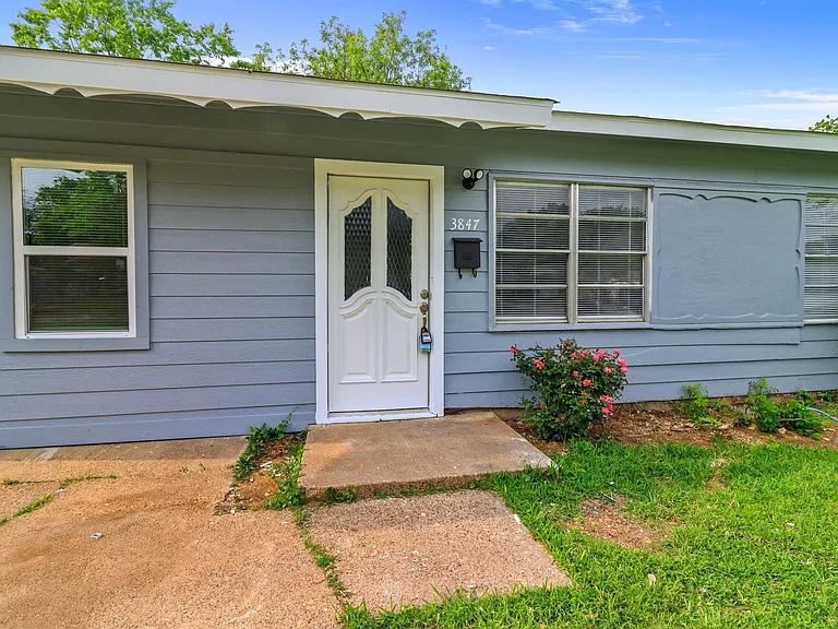 3847 Castle Hills Dr — Photo 2