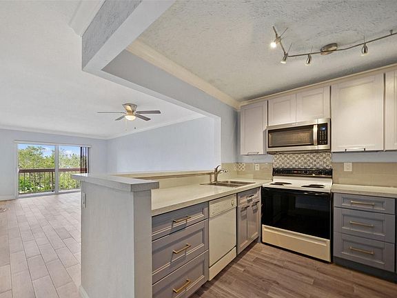 3rd image of 7915 Camino Real APT 201