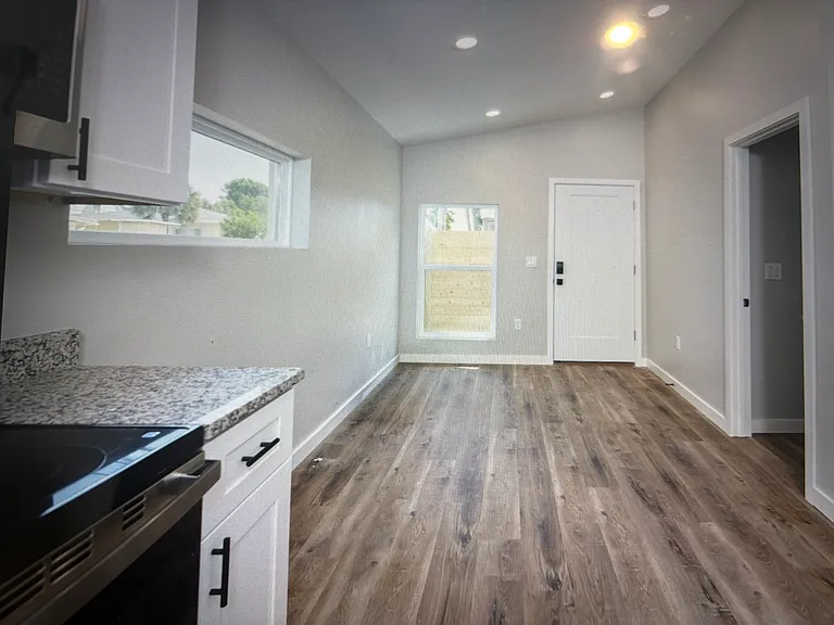 1121 Queen St N #1/2 — Photo 7