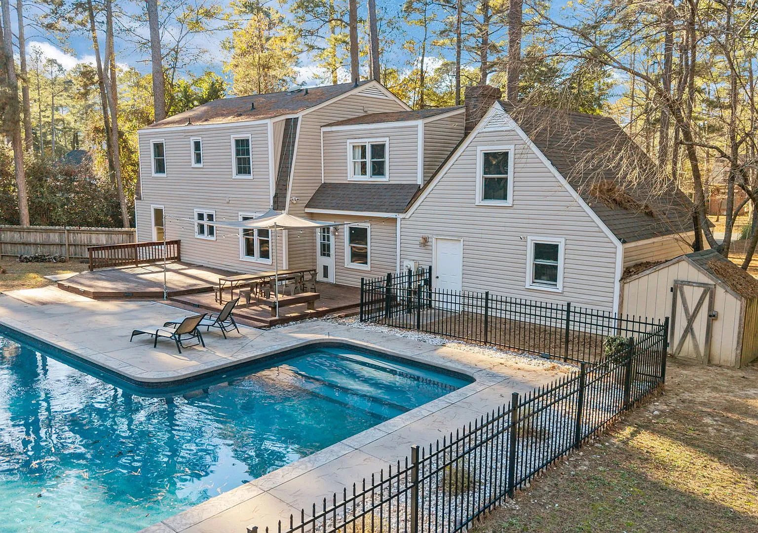 Beautiful home in the desirable Sandhurst South neighborhood — Photo 3