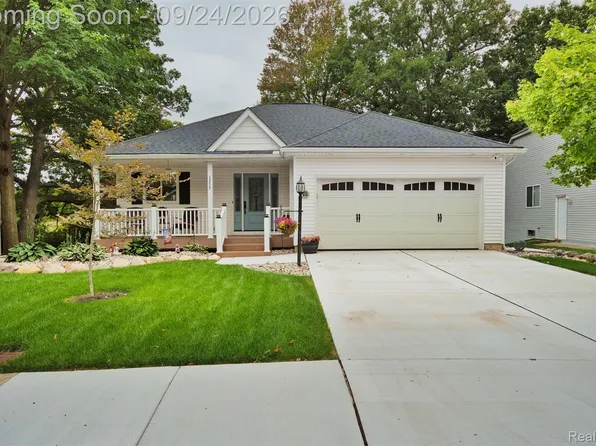 1355 Sherwood Forest Ct, Waterford, MI 48327