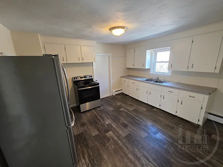  9 Sue St 2-Floor 3b/1b Heatincluded Newfloors Freshpaint Catsok! Prkg — Photo 5