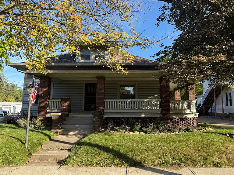 212 Bank St — Photo 3