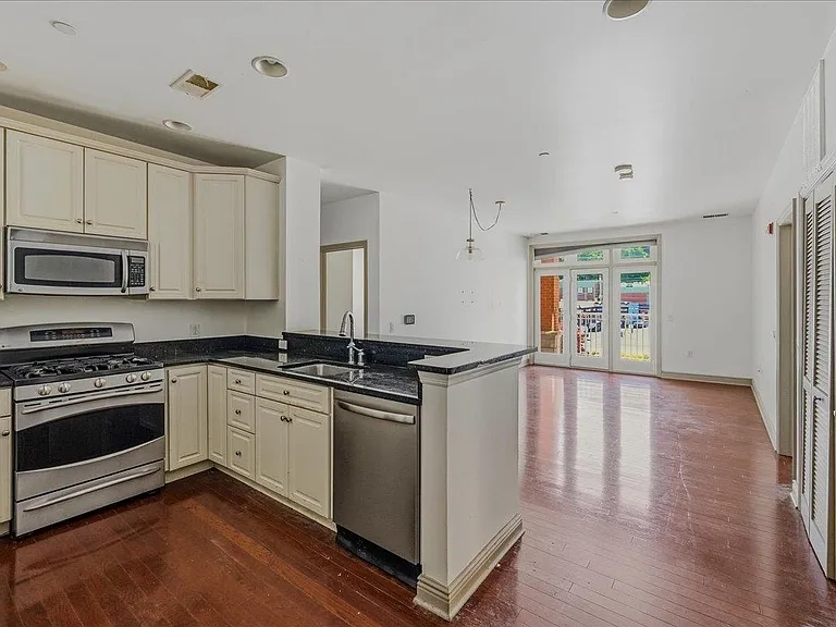 7400 River Rd #217 — Photo 3