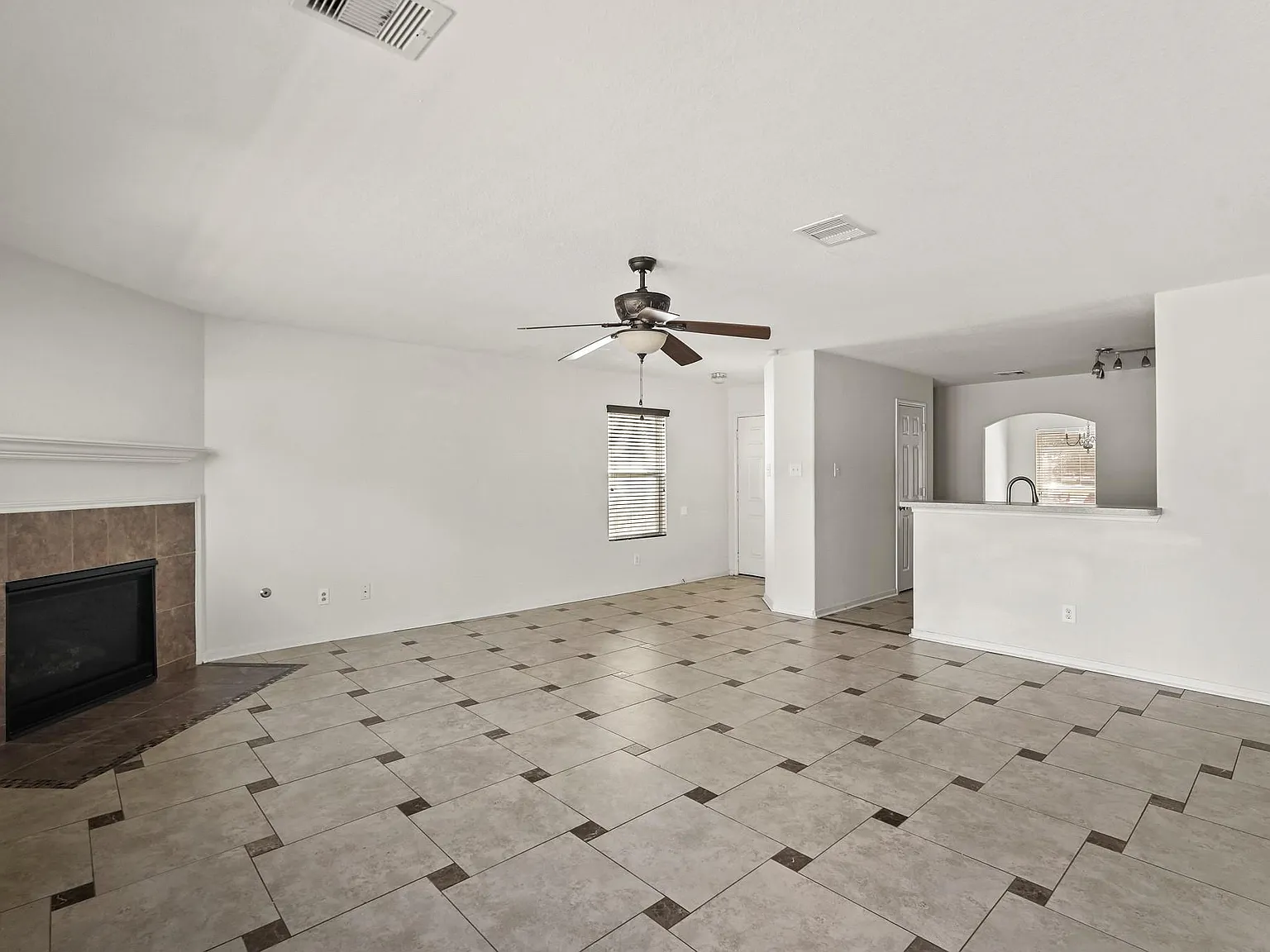 4 bed, 2.5 bath, 2509 sqft, $2,195 — Photo 4