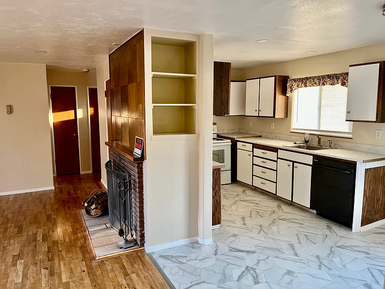 215 G St NE — Photo 7