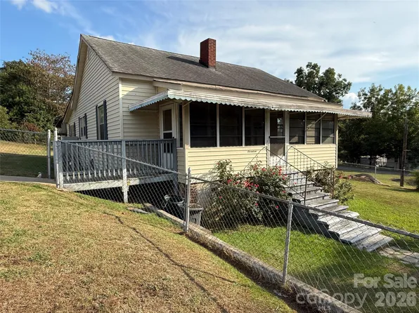 17 Hill St, Great Falls, SC 29055