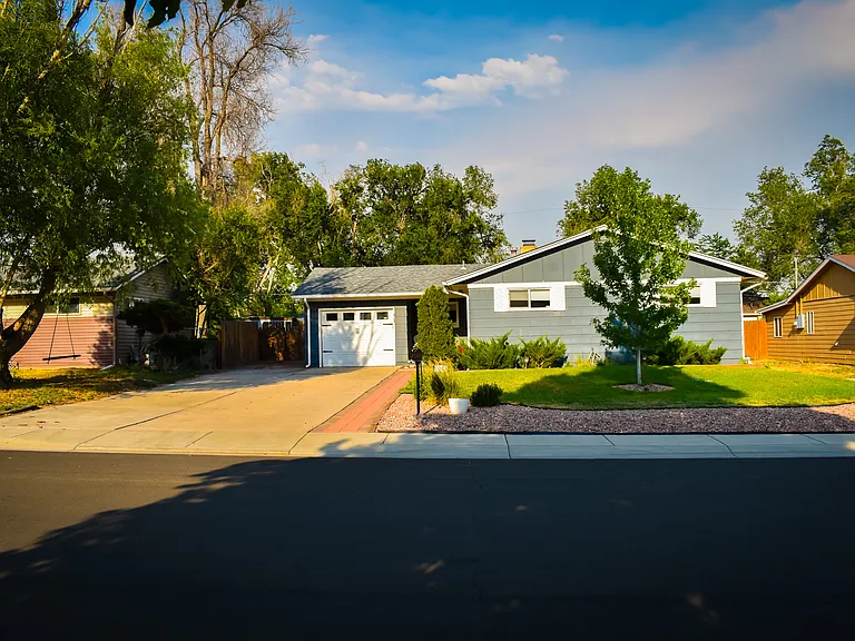 513 Rose Dr — Photo 3
