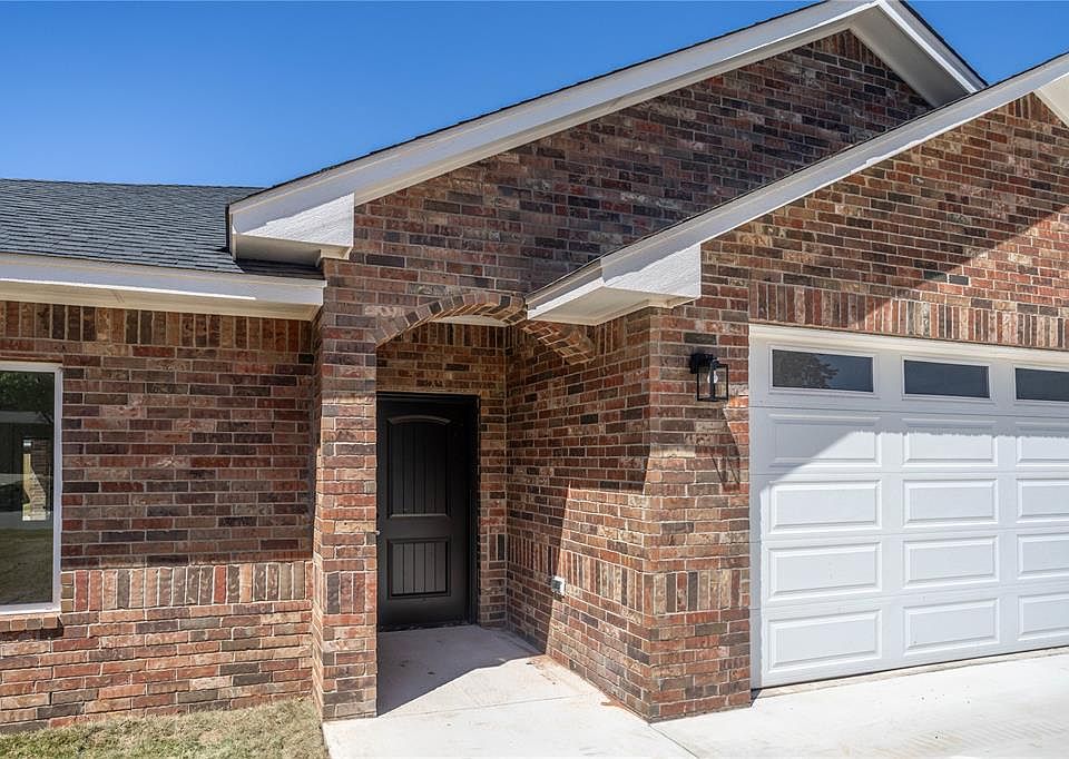 2nd image of 915 Stonegate Dr